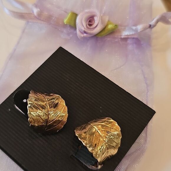 Gold leaf earing clip on, curved aspen hinged screwback Napier - Picture 8 of 8